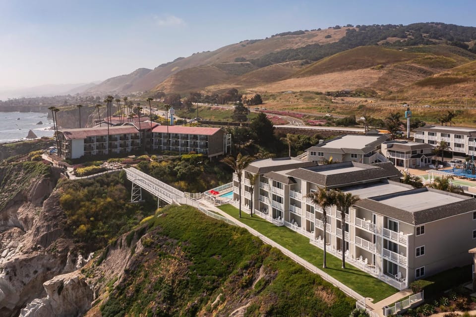 Pismo Lighthouse Suites Hotel in Pismo Beach