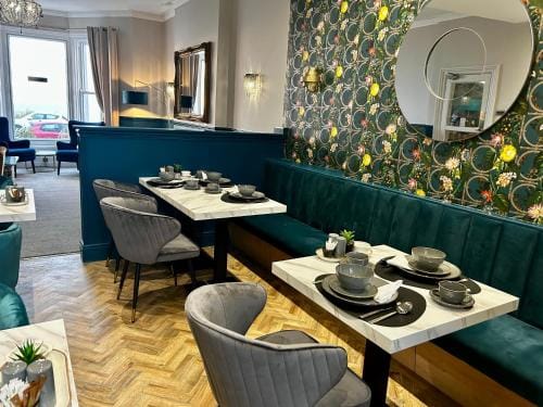 Hotel No5, Beachfront with Free Private Car Park Hotel in Llandudno