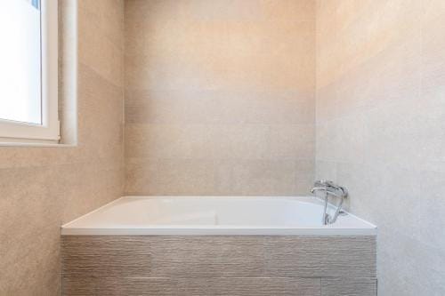 House 4bed 2bath with garden and private parking. Hotel in Lille