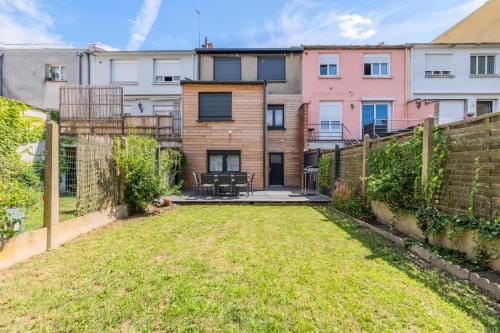 House 4bed 2bath with garden and private parking. Hotel in Lille