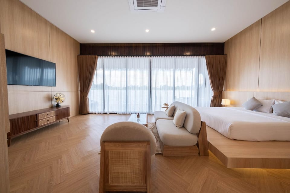 Shared lounge/TV area