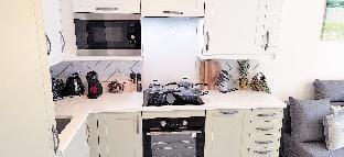 Modern 2 BR Apartment near Town Hotel in Forest Heath District