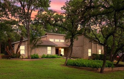 Master Bedroom with King Bed-FREE-WiFi-Snack-Parkg in Relaxing Oasis Hotel in San Marcos