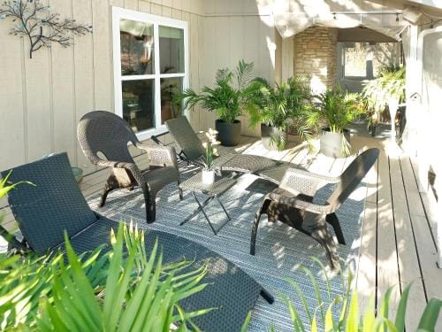 Master Bedroom with King Bed-FREE-WiFi-Snack-Parkg in Relaxing Oasis Hotel in San Marcos