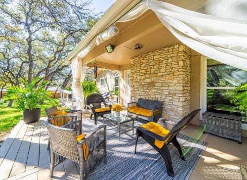 Master Bedroom with King Bed-FREE-WiFi-Snack-Parkg in Relaxing Oasis Hotel in San Marcos