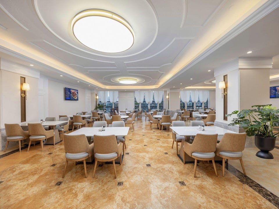 Vienna International Hotel Guangxi Dongxing Second Bridge Port High-speed Railway Station Hotel in China