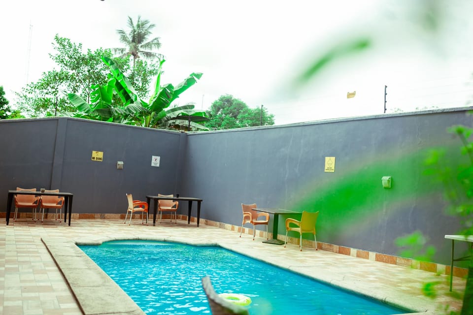 Swimming pool [outdoor]