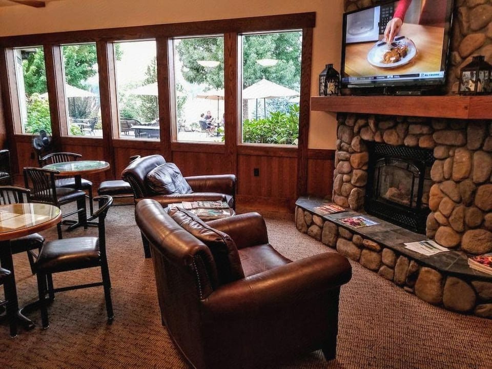 Resort at Eagle Point Golf Club Lodging Hotel in Eagle Point