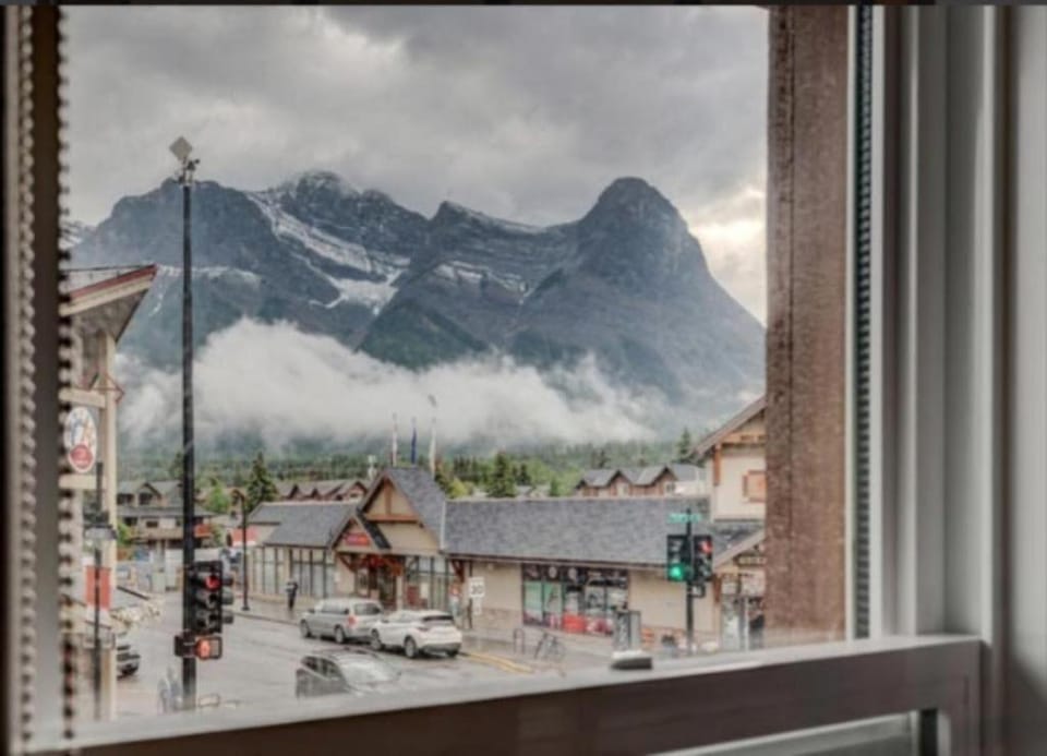 PARTY HOSTEL - The Canmore Hotel Hostel Hotel in Canmore