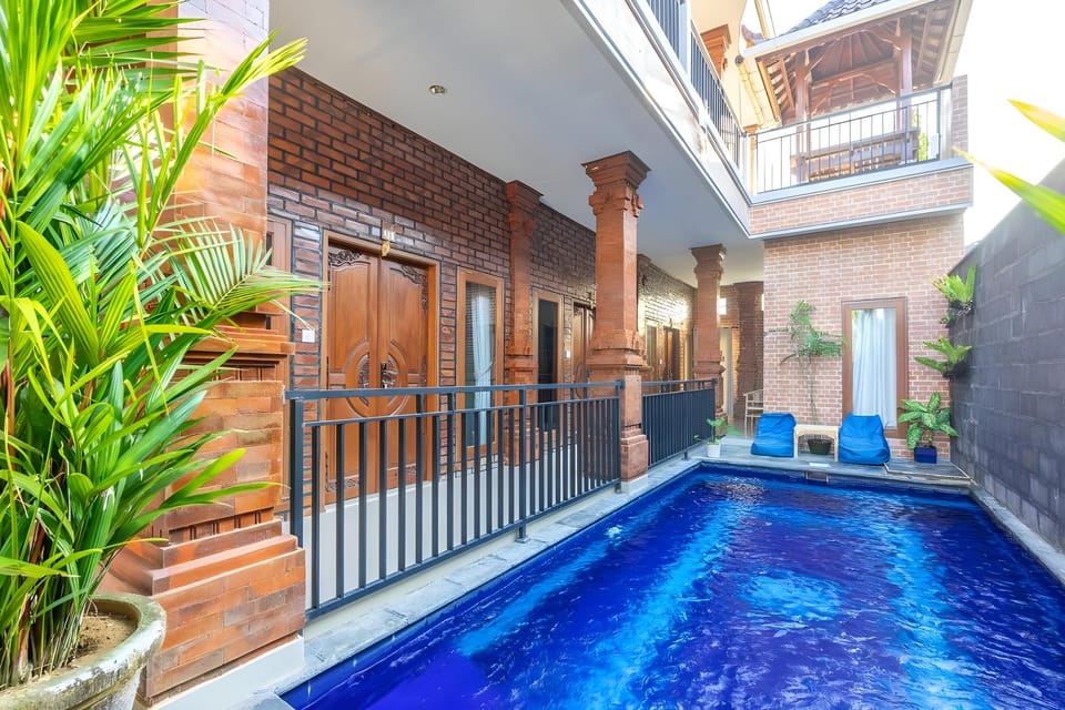 Swimming pool [outdoor]