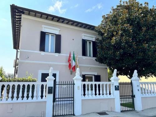 FOUR LIONS VILLA GUESTHOUSE Hotel in Pisa