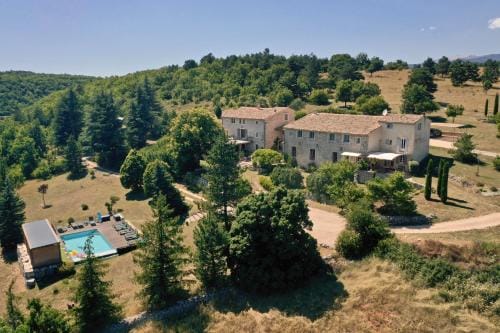 Le Domaine de Piedmoure, Gites et chambres, piscine, terrasses privatives Hotel in Sault