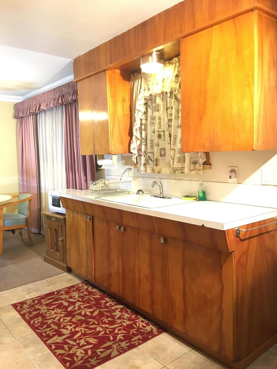 Acorn Motor Inn Motel in Oak Harbor