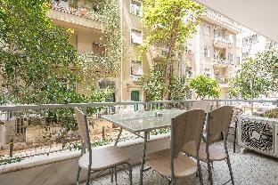 Elegant Home in Quiet Street by Cloudkeys Hotel in Athens