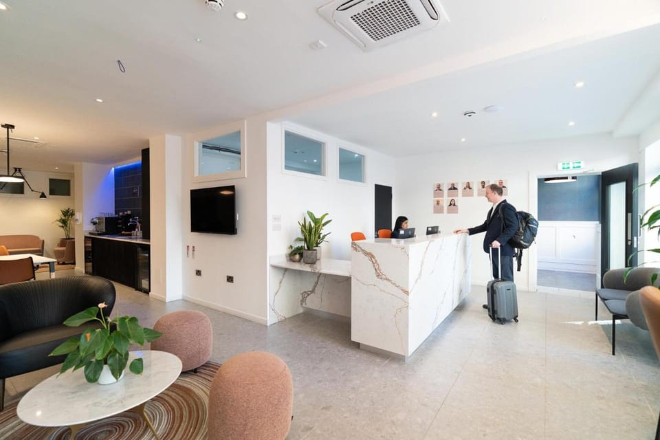 PREMIER SUITES Edinburgh Fountain Court Hotel in Edinburgh