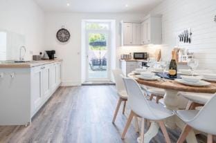 Canol Y Bryn - 3 Bedroom Holiday Home - Tenby Hotel in Wales