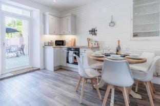 Canol Y Bryn - 3 Bedroom Holiday Home - Tenby Hotel in Wales
