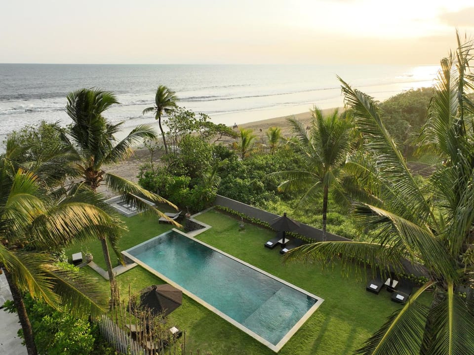 Black Beach Villa - Absolute Beachfront Escape Hotel in Kerambitan