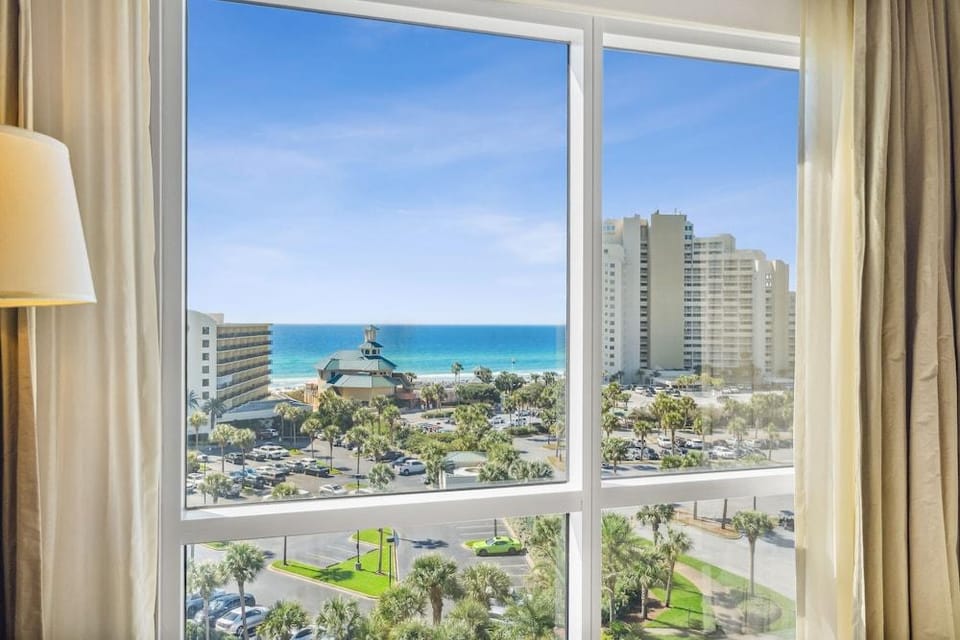 Luau Resort by Panhandle Getaways Hotel in Miramar Beach