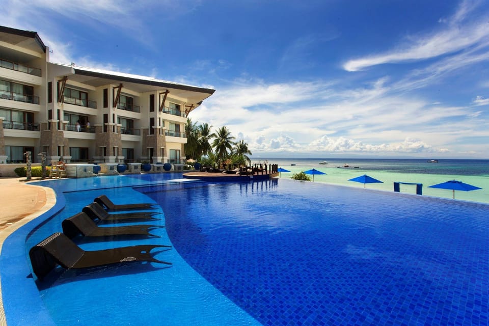 Swimming pool [outdoor]
