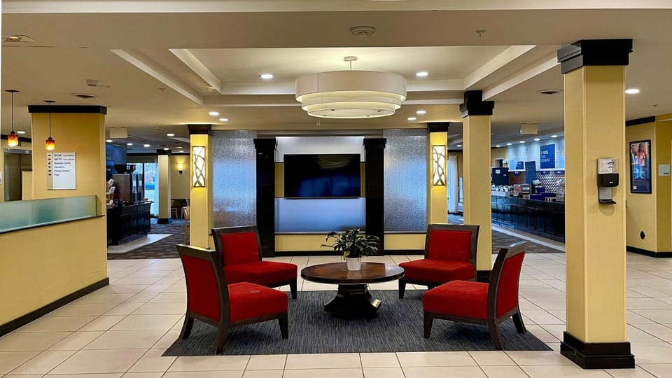 Holiday Inn Express and Suites Detroit North-Troy By IHG Hotel in Royal Oak