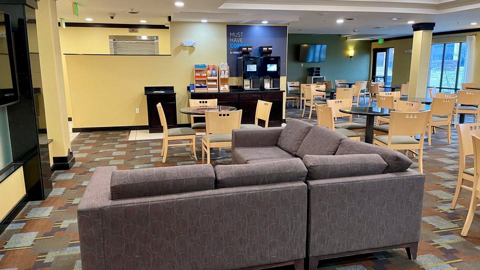 Holiday Inn Express and Suites Detroit North-Troy By IHG Hotel in Royal Oak