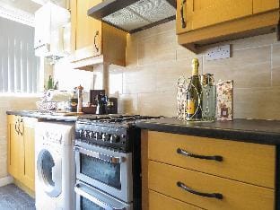 Tudors eSuites 4 Bedroom House with Garden & 9 Beds Hotel in Coventry