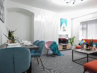 Tudors eSuites 4 Bedroom House with Garden & 9 Beds Hotel in Coventry