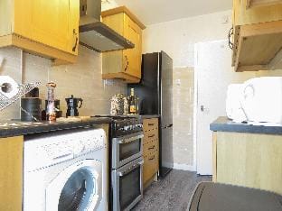 Tudors eSuites 4 Bedroom House with Garden & 9 Beds Hotel in Coventry