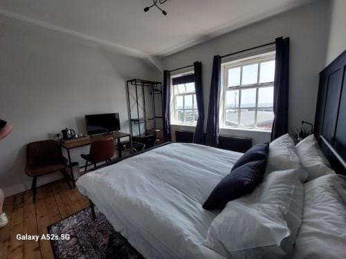 LONDONDERRYS Bar and Accommodation Hotel in England