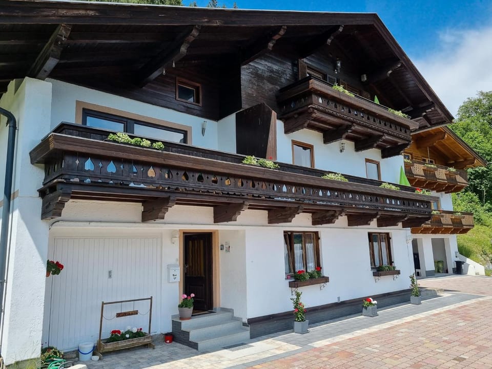 Apartment Bauernhof Birkhofl by we rent Hotel in Zell am See