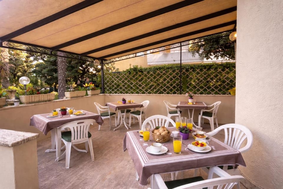 Hotel Villa Pina - Vicino al mare con parcheggio e giardino Hotel in Senigallia