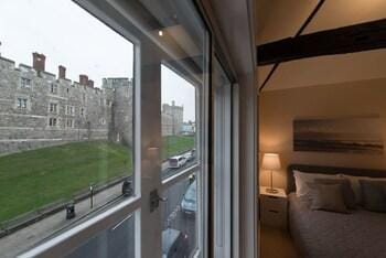 Central Apartment Facing Windsor Castle Hotel in Windsor