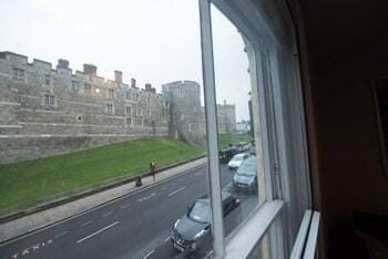 Central Apartment Facing Windsor Castle Hotel in Windsor