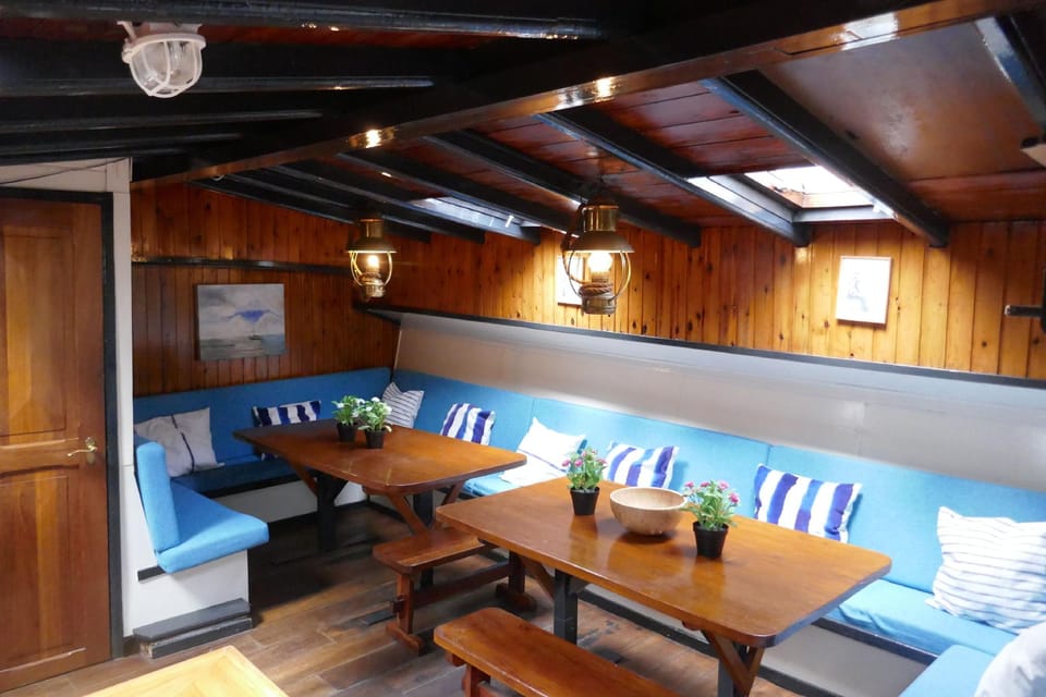 Boat apartment Rotterdam Fokkelina Hotel in Rotterdam