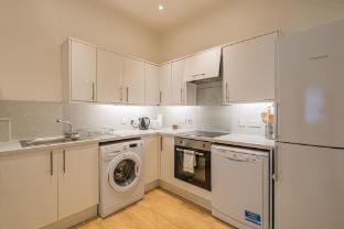 2 Bed Grassmarket Apartment Hotel in Edinburgh