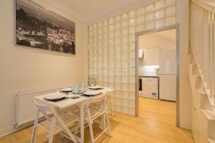 2 Bed Grassmarket Apartment Hotel in Edinburgh