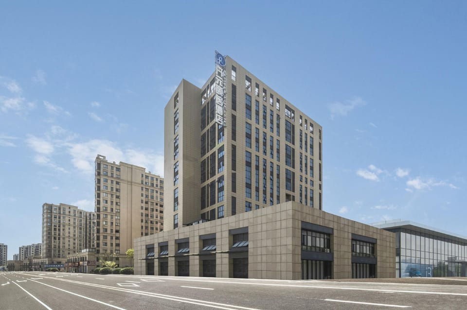 Kaiyuan Yiju Hotel, Deqing High-speed Railway Station, Moganshan Hotel in Hangzhou