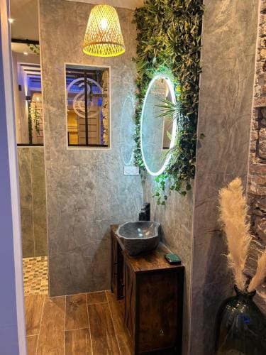 Grenoble LA SUITE 2 spa jaccuzzi et sauna privatif Hotel in Grenoble