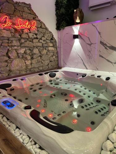 Grenoble LA SUITE 2 spa jaccuzzi et sauna privatif Hotel in Grenoble