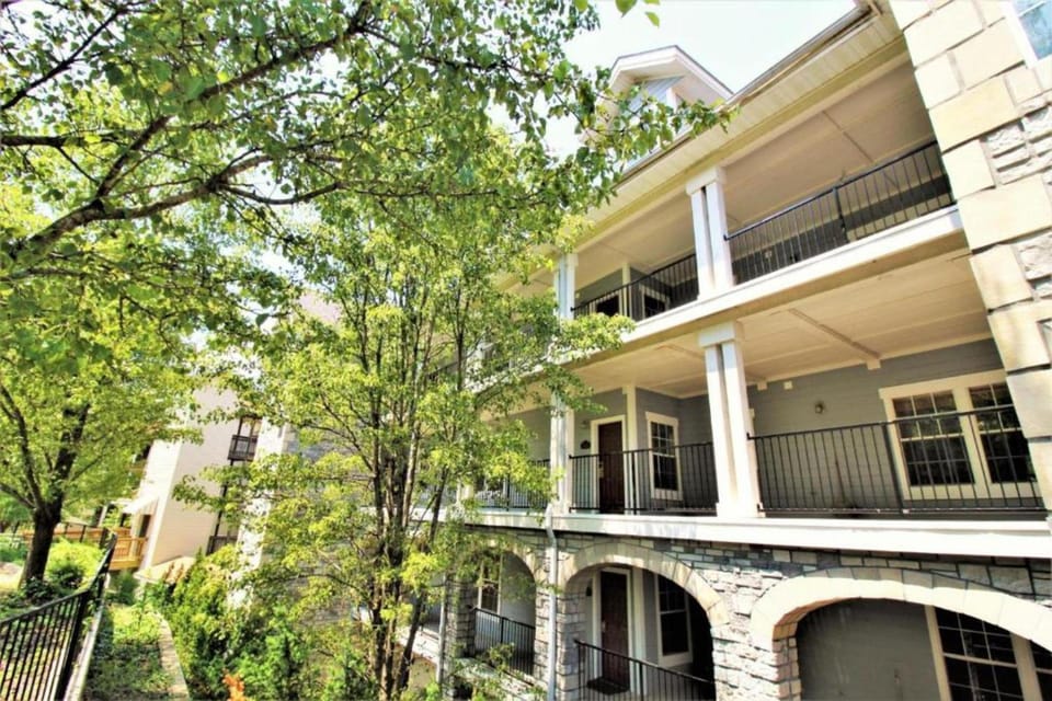 Branson's Great Rock Retreat Hotel in Branson