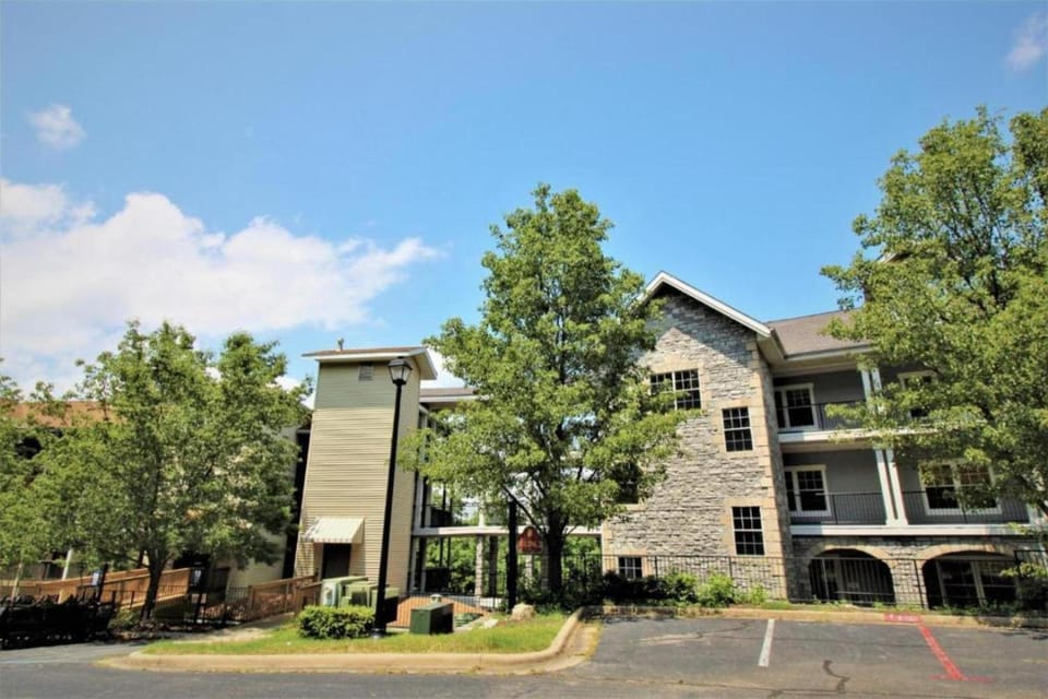 Branson's Great Rock Retreat Hotel in Branson