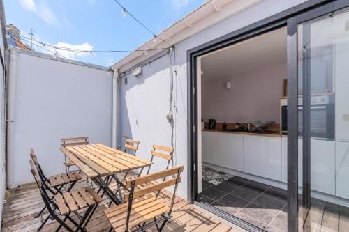 Renovated house with terrace 3 bedrooms Hotel in Villeneuve-d'Ascq