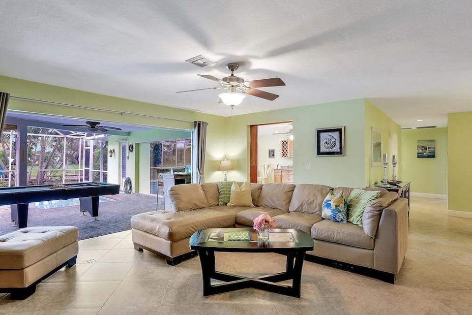 Villa Emerald Coast- Private Villa Hotel in Cape Coral