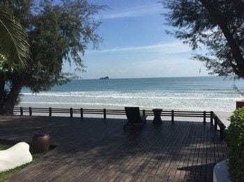 Away Las Tortugas Beachfront Hotel in Nong Kae