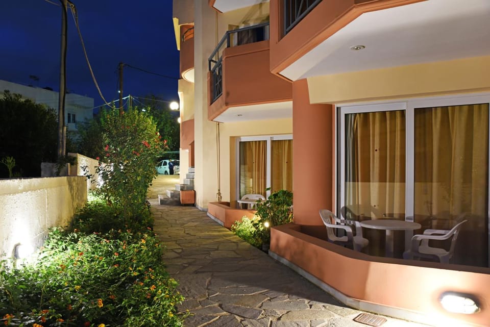 Iolkos Hotel Apartments Hotel in Crete