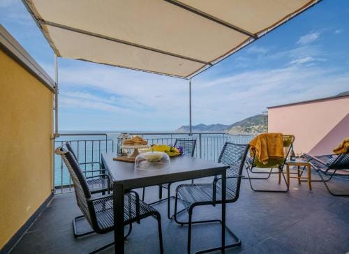 La Lampara Sea View Terrace Apartment Hotel in Manarola