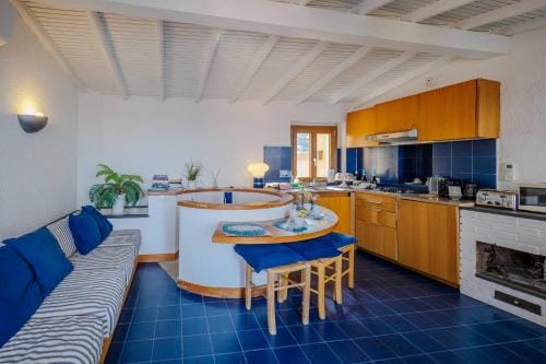 La Lampara Sea View Terrace Apartment Hotel in Manarola