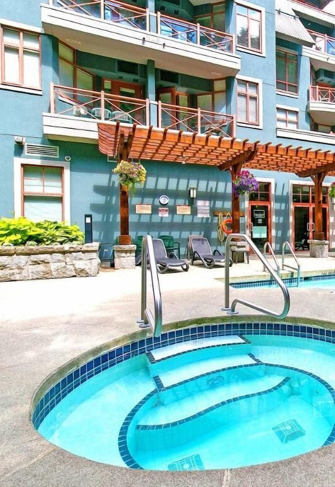 Alpenglow Lodge by MountainView Hotel in Whistler