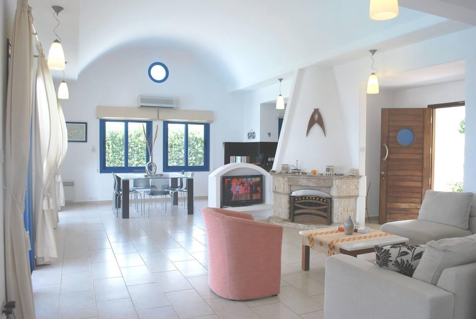 Sea Front Villa, Heated Private Pool, Amazing location Paphos 323 Resort in Paphos District